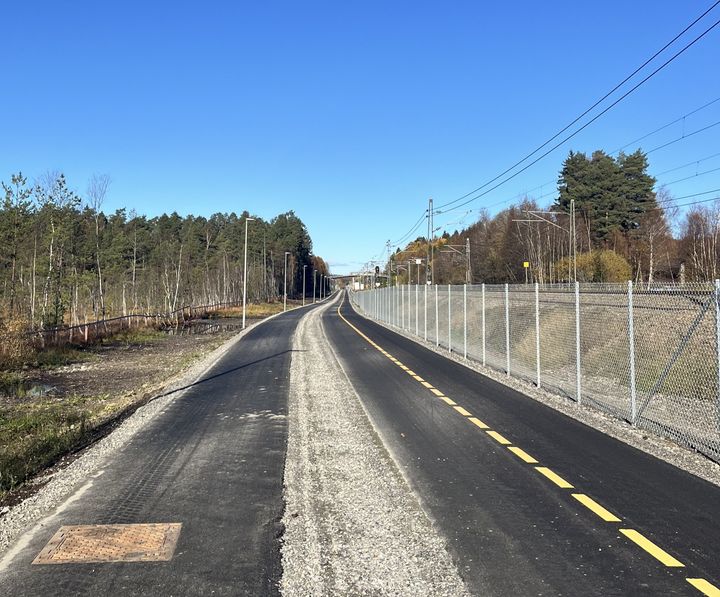Den nye gang- og sykkelveien mellom Ås sentrum og Hauger bru har fortau, grussti for løping og toveis sykkelbane med gulstripe. (Foto: Knut Hasle, Statens vegvesen)