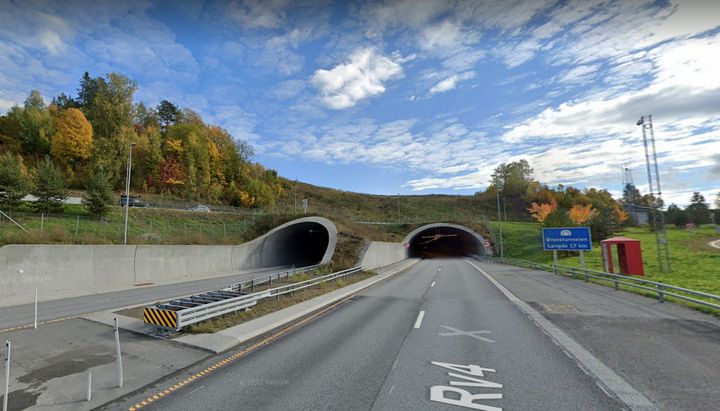 Veg inn mot med to tunnelåpninger.