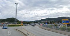 Her er lysmasten som skal skiftes ut ved Gullgruven. Foto: Goolge Maps Street View