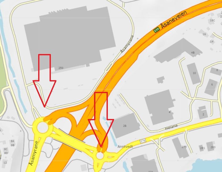 Det er de to markerte rundkjøringene, ved Ikea (til venstre) og Gullgruven, som blir oppgradert til ledlys. Illustrasjon: Statens vegvesen