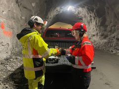 Bildet viser bergsprengingsleiar Andreas Hagen Hella og byrådsleiar i Bergen Christine B. Meyer som fyrte av gjennomslagssalva kring femti meter frå tunnelportalen i Drotngsvik. Salva vart avfyrt frå tverrslaget mellom dei to tunnelløpa i Drotninsgviktunnelen.