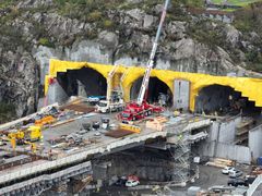 Bildet viser Drotningsviktunnelen sett frå Drotningsvik. Gjennomslaget kom kring 50 meter inn i tunnelen midt i bildet. Til venstre er gang- og sykkeltunnelen.