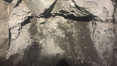 Bildet viser stuffen med løs sprengstein. Under steinane er det hol! Kring tre salvar gjenstår før heile profilet er nede og tårna til Nye Sotrabru blir synleg. Drotningsviktunnelen kjem rett ut på den nye brua.