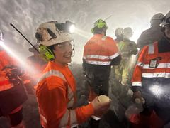 Bildet viser en blid Ronja, lærling i Skanska, som står inne i tunnelen og var med på gjennomslaget.