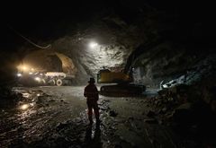 Bildet viser maskiner i arbeid inne i Gullbergtunnelen. Bildeteksten sier, Utlasting av sprengt stein ved rundkjøringen i Gullbergtunne