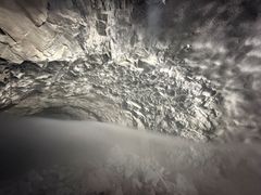 Bildet viser røysa og sporene etter gjennomslagssalven i Gullbergtunnelen.