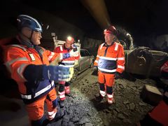 Bildet viser Prosjektdirektør Are Eliassen som står sammen med Prosjektsjef i Statens vegvesen, Reidar Johansen og Varaordfører i Harstad, Espen Ludviksen inne i Gullfjordtunnelen