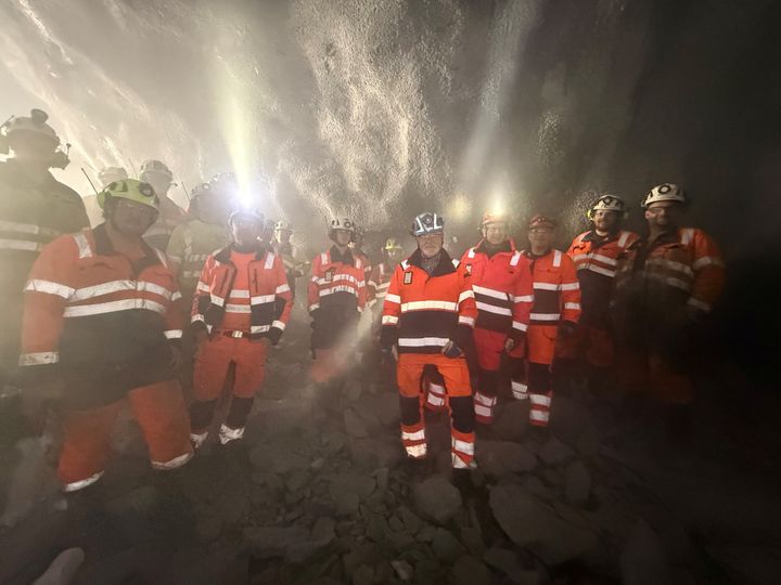 Bildet viser en fornøyd prosjektgjeng som står inne i Gullfjordtunnelen rett etter at støvet har lagt seg etter en vellykket gjennomslagssalve.