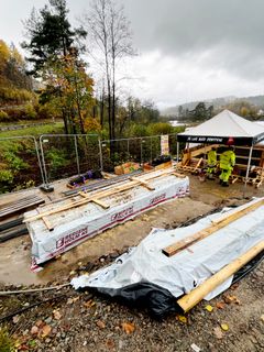 Arbeidet med den nye bruplata er allerede i gang. Entreprenøren har etablert et riggområde ved siden av rv. 41 hvor blant annet den nye bruplata blir støpt.