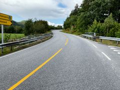 Mens rv. 41 Myrene bru er stengt, må bilister belage seg på omkjøring via fv. 3748 Fossevegen og fv. 402 fra E18 Lillesand. For myke trafikanter blir det anledning til å passere over den gamle brua via en egen passasje.