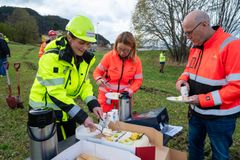 Kamilla Busengdal, Synnøve Flisnes og Ingar Valbø sørga for at folk fekk kake og sveler.