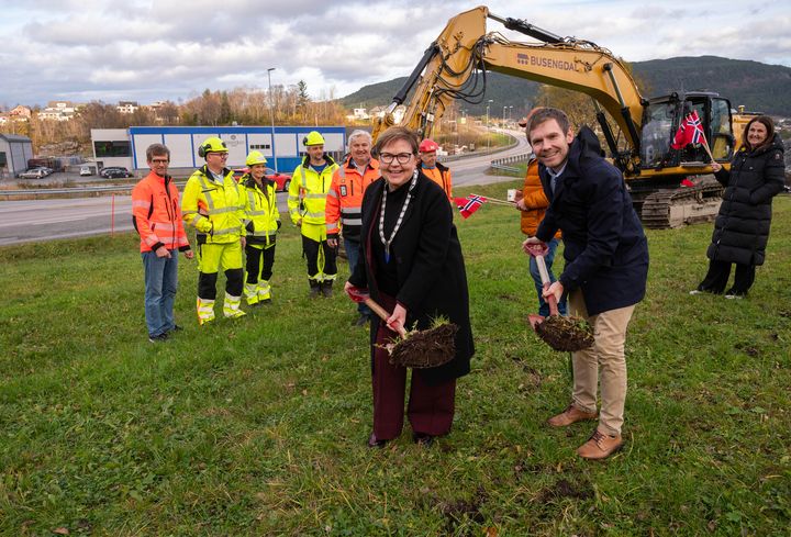 Statssekretær Tom Kalsås og Sula-ordførar Turid Humlen tok mandag første spadestikk på E39 Veibustkrysset.