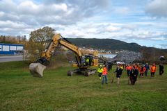 Ein god gjeng var med på markeringa, også fleire av dei næringsdrivande ved Vegbustkrysset.