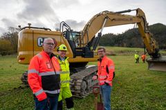 Vegvegvesenets byggeleiar Ingar Valbø (f.v.), driftsleder Bjørn Busengdal hos entreprenøren og prosjektleder Ole Kristian Birkeland i Statens vegvesen.