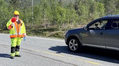 Vis omsyn til dei som dirigerer trafikken i samband med skifting av stikkrenne på E39 Årbergsdalen. Illustrasjonsfoto: Eli Ramstad, Statens vegvesen