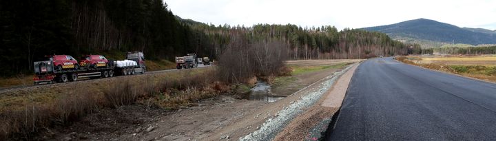 Her har Statens vegvesen og Anlegg Øst Entreprenør bygd ny veg på en del av strekningen mellom Evenstad og Imsroa syd i Østerdalen. Til venstre i bildet ser vi den sørlige delen av Messelt-svingene.
