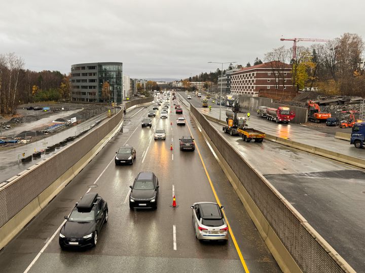Bilde fra arbeidene i oktober, da all trafikk ble flyttet over til det vestgående løpet. Fredag til lørdag skal all trafikk flyttes over i det østlående.