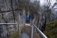 Ein mann står på eit utsiktspunkt og ser utover lanskapet.