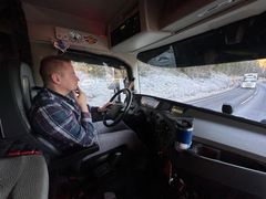 Arild Olsbakk og de andre sjåførene i Arne Olsbakk transport får en enda tryggere arbeidsveg når Statens vegvesen åpner rv.3 forbi Messeltsvingene i Østerdalen. I 2019 var en av sjåførene i firmaet involvert i en svært alvorlig trafikkulykke på strekningen.