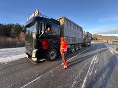 Arild Olsbakk er veldig godt fornøyd med jobben byggeleder Stig Johansen i Statens vegvesen, og de andre som har planlagt og bygd ny rv. 3 forbi Messeltsvingene. Onsdag fikk han prøvekjøre den 2,5 kilometer lange nye strekningen som åpner neste uke.
