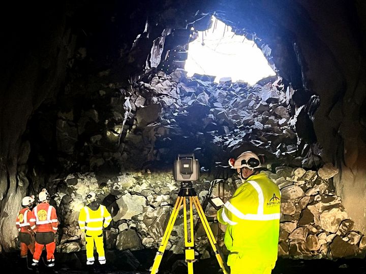 Bilde av gjennomslag i Kipletunnelen gang- og sykkeltunnel.  Tunnelen er ein av tre gang- og sykkeltunnelar i prosjektet, som alle er ferdig sprengd ut.