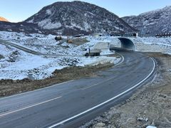 Kurve opp mot kolonneoppstillingsfeltet på Liamyrane. Midlertidig stålelement-undergang der masse- og anleggstrafikken skal gå over.