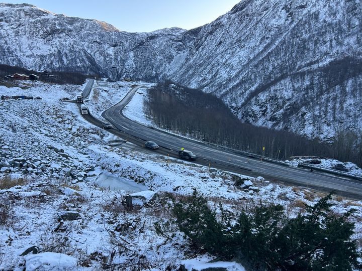 Ny veglinje til høgre sett mot Liamrane. Trafikkavvikling på tidligare E134 vert avslutta.