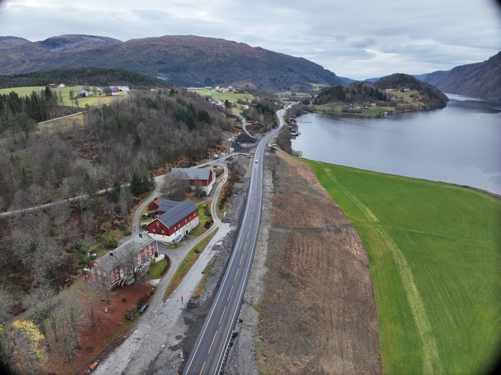 Bilete syner E39 mellom Barhals og Staurset, som er ope for trafikk. Heile den 10,5 kilometer lange parsellen frå Stormyra til Staurset skal vere ferdig hausten 2026.