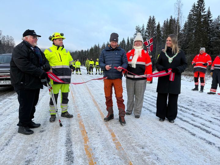 Seks år etter at Fredrik Brun fra Koppang kolliderte med et vogntog i Messeltsvingene på Rv. 3 i Stor-Elvdal, fikk lastebilsjåføren klippe snora for den nye trygge vegen. – Det skal bli å  godt å slippe kjøre gamlevegen, sier Brun. Han fikk hjelp til å holde snora av  ordfører Linda Otnes Henriksen i Stor-Elvdal og prosjektdirektør Ingunn Foss i Statens vegvesen sør-øst. Et annet ulykkesoffer i Messeltsvingene,  Per Kristian Birkebekk, fra Stor-Elvdal, var også med.