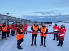 Leder for Hålogalandsrådet og ordfører i Narvik kommune, Rune Edvardsen (Ap), klippet snora og erklærte anlegget for åpnet. Til venstre for ham, hovedutvalgsleder for samferdsel i Troms fylke, Mari Siljebråten (Ap). Til høyre for ham, ordfører i Tjeldsund kommune, Robin Ridderseth og prosjektdirektør Utbygging nord, Anne-Grethe Olsen i Statens vegvesen.