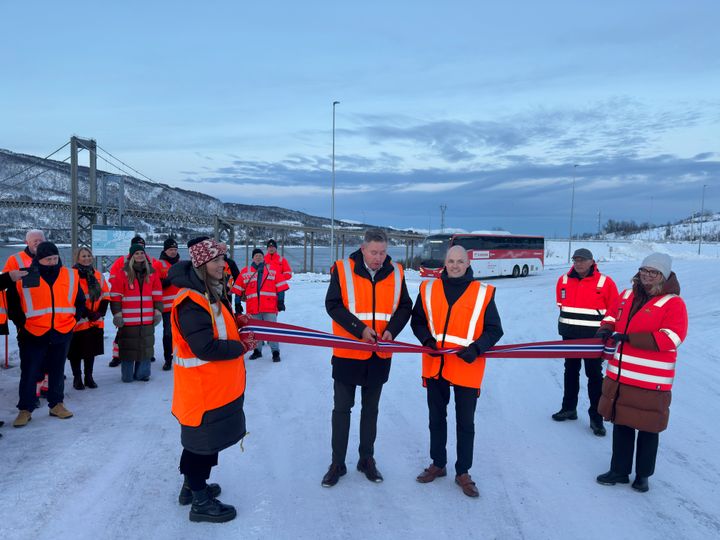 Leder for Hålogalandsrådet og ordfører i Narvik kommune, Rune Edvardsen (Ap), klippet snora og erklærte anlegget for åpnet. Til venstre for ham, hovedutvalgsleder for samferdsel i Troms fylke, Mari Siljebråten (Ap). Til høyre for ham, ordfører i Tjeldsund kommune, Robin Ridderseth og prosjektdirektør Utbygging nord, Anne-Grethe Olsen i Statens vegvesen.