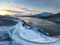 Tryggere veg: Svingen inn og ut av Tjeldsundbrua er har fått en større og slakere bue en før. Adkomsten til utfartspakeringen går under den nye E10, og deet er laget gang- og sykkelveg fra brua til Steinsland.