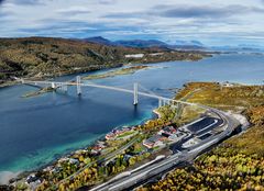 Økt trafikksikkerhet: Møteplass for buss, pakreing for vogntog, utfartsparkering og Tjeldsundbrua Kro & Hotell  har fått en felles inn og utkjøring til E10.  Tildigere vare det fire avkjørsler i området.