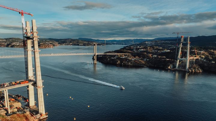 Bilde av brutårna til Nye Sotrabru, som offisielt nådde si fulle høgde 3. desember. No ruvar dei to tårna 145 meter over innseglinga til Bergen