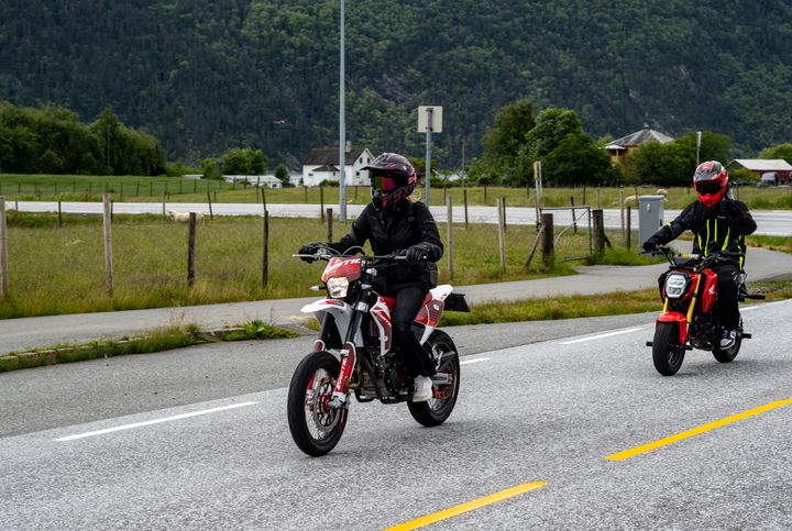 Et hovedfunn i rapporten er at unge bil- og MC-førere er spesielt overrepresentert i ulykker som skyldes høyrisikoatferd.