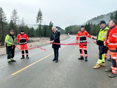 Fra venstre: Harald Bue fra Holbæk Anlegg, byggeleder Tor Prip Olsen fra Statens vegvesen, ordfører Hans Fredrik Tangen, seksjonssjef Sigurd Wiberg fra Statens vegvesen, Johnn Egil Felle fra Felle Maskin og byggeleder Stig Olav Ramse fra Statens vegvesen.