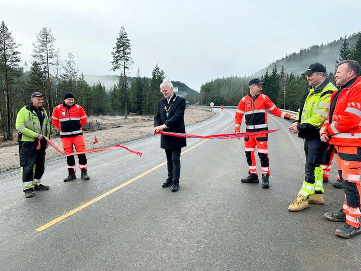 Fra venstre: Harald Bue fra Holbæk Anlegg, byggeleder Tor Prip Olsen fra Statens vegvesen, ordfører Hans Fredrik Tangen, seksjonssjef Sigurd Wiberg fra Statens vegvesen, Johnn Egil Felle fra Felle Maskin og byggeleder Stig Olav Ramse fra Statens vegvesen.