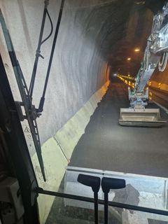 Frå arbeida då vegen vart senka for å auka køyrehøgda i E16 Knoltatunnelen. Foto: Statens vegvesen