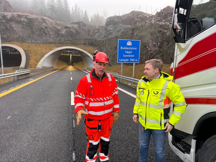 Lastebilleder Per Einar Warloff Sand  gir terningskast seks til Statens vegvesen og delprosjektleder Øyvind Storløkken for den nye motorvegen opp mot Sollihøgda.  Milliardvegen er bygd på budsjett, til tross for at  entreprenøren måtte bruke 20 prosent mer sikring enn planlagt. - Skanska har gjort en god jobb med å bygge Sollihøgdtunnelen ferdig så raskt når jobben ble så krevende, sier Storløkken.