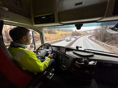 Tirsdag til uka åpner E16 Bjørum-Skaret for trafikk. Onsdag fikk leder i Norges lastebileierforbund i Buskerud, Per Einar Warloff Sand, prøvekjøre den nye motorvegen. - Jeg kommer ikke til å savne køene på E16 opp mot Sollihøgda et sekund, sier Sand.