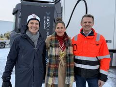 10. desember åpnet ladestasjonen for tungbiler på Gol døgnhvileplass. Daglig leder i Fastcharge, Paal Berg, ordfører i Gol Heidi Granli og seksjonssjef Tomas Moen i Statens vegvesen deltok på åpningsmarkeringen. (Foto: Kyrre Riksen / Fastcharge AS)