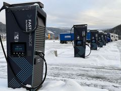 Den nye ladestasjonen på Gol har fem høyeffekts ladepunkter for elektriske tungbiler og busser. (Foto: Kyrre Riksen / Fastcharge AS)