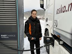 Sjåfør som lader lastebil