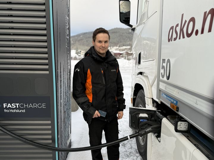 Sjåfør som lader lastebil