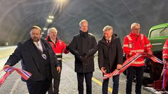 Kuttet snor til jubel: Fra venstre ordfører i Grane, Raymond Fagerli (Sp), direktør Utbygging Statens vegvesen, Kjell Inge Davik, samferdselsminister, Jon-Ivar Nygård (Ap), kommunal- og distriktsminister Bjørnar Selnes Skjæran (Ap) og prosjektleder for E6 Hegeland, Bård Nyland, Statens vegvesen.