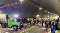 Innendørs åpning: Omkring 200-250 fremøtte fikk med seg markeringen og åpningen av E6 Svenningelv-Lien. Arrangementet ble flyttet inn i Bergåstunnelen på grunn av været.