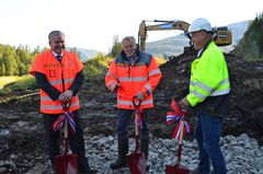 Første spadetak E6 Helgeland nord, 15. september 2015: Fv: Tom Kato Karlsen, Statssekretær samferdselsdepartementet (FrP), Torbjørn Naimak, Vegsjef i Nordland, Albert Hæhre, konserndirektør Hæhre.