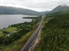 Ny E6 lang Ømmervatnet nord for Mosjøen. E6 Helgeland sør