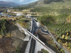 I nord: Hvalryggen jernbanebru og Hvalryggen bru ligger helt i nord i den nyåpnede parsellen på E6 Helgeland.