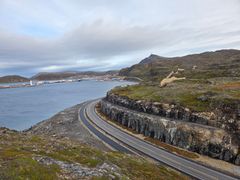 Nesten ferdig: Bildet viser en del av rv. 94 Mollstrand-Grøtnes som klargjøres med fresefelt og fanggrøft på innsiden av vegen.